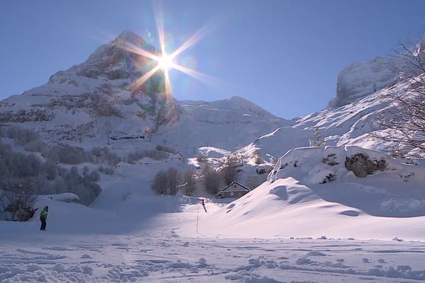 Du beau temps et de la neige, tombée en quantité, ont permis aux stations des Pyrénées de battre des records de fréquentation sur les vacances de Noël.