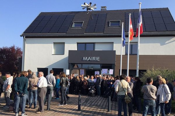 Manifestation contre la fermeture d'une classe devant la mairie de Roggenhouse