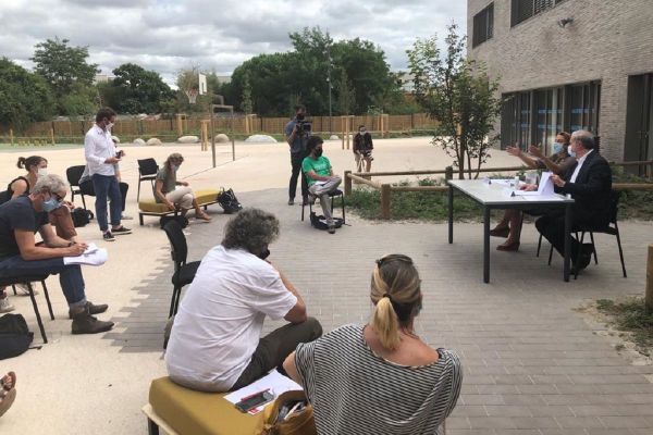 Le maire de Toulouse a tenu une conférence de presse respectant les mesures sanitaires pour présenter la rentrée dans les écoles de la ville.