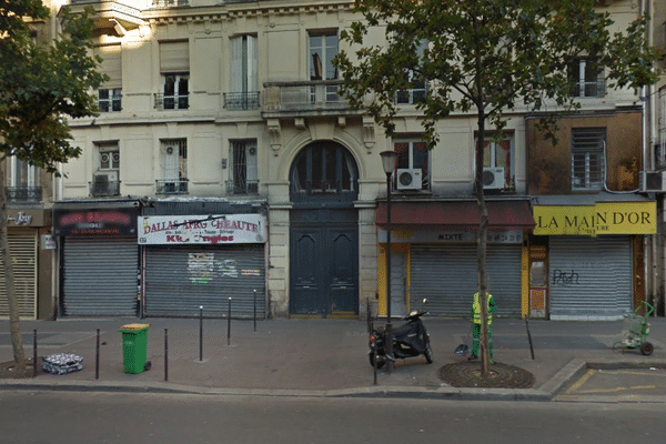 Le salon, au salon au 57 boulevard de Strasbourg, près de la Gare de l'Est. 
