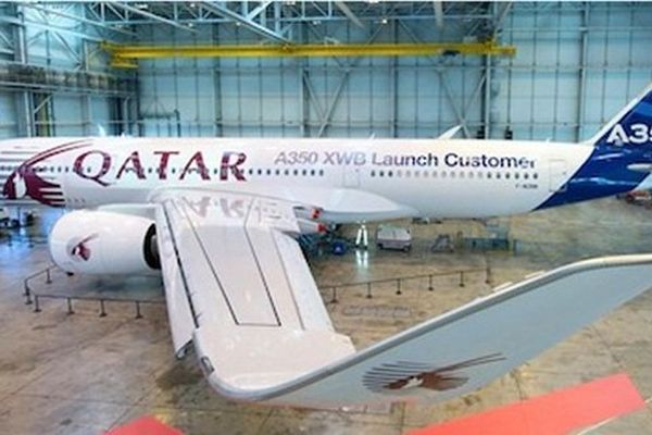 Le logo de la compagnie Qatar Airways peint à l'avant de l'A 350