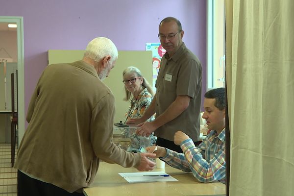 Bureau de vote à Orléans (Loiret) - 30 juin 2024