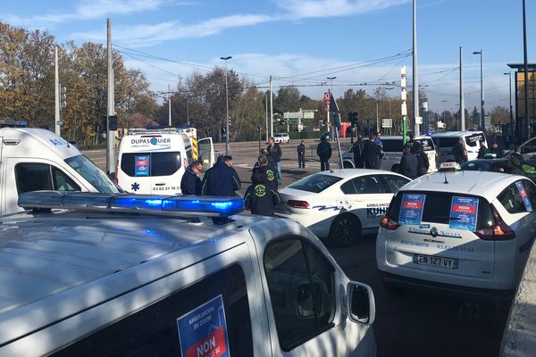 Nancy, les ambulanciers manifestent ce lundi contre la réforme du transport des malades.