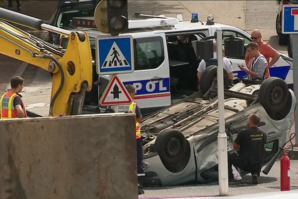 Une voiture s'est retrouvée sur le toit.