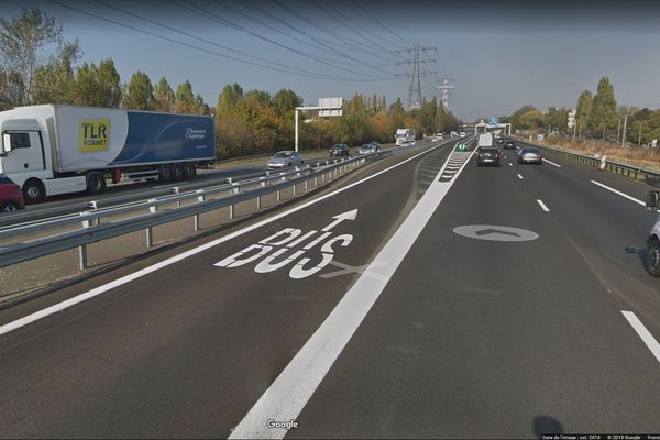 La voix de gauche est réservée aux bus et aux véhicules de secours sur un tronçon de l'A10 qui précède la gare de Massy-Palaiseau