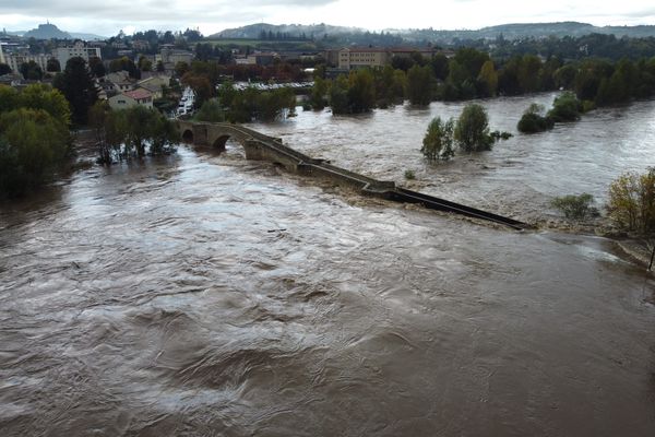 En Haute-Loire, la commune de Brives-Charensac est frappée par des inondations ce jeudi 17 octobre.