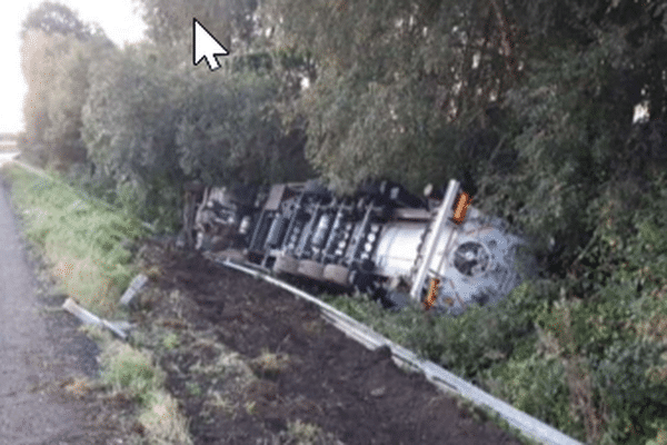 Un camion citerne s'est renversé en contrebas de l'autoroute A64, samedi 14 septembre 2024. La circulation a été interrompue en direction de Tarbes et de Toulouse pendant de longues heures.