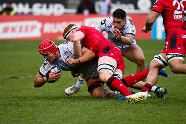 Le verrou français de Lyon, Felix Lambey (C), défie le ballon avec le deuxième ligne anglais de Gloucester Rugby, Ollie Altkins, lors du match du groupe B de la Coupe des champions européens de rugby à XV entre Lyon LOU et Gloucester Rugby au Matmut Stadium de Gerland