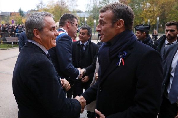 Xavier Bertrand et le président de la République, Emmanuel Macron, lors de la venue de ce dernier dans l'Aisne (Hauts-de-France) pour visiter un EHPAD, le 7 novembre 2018.