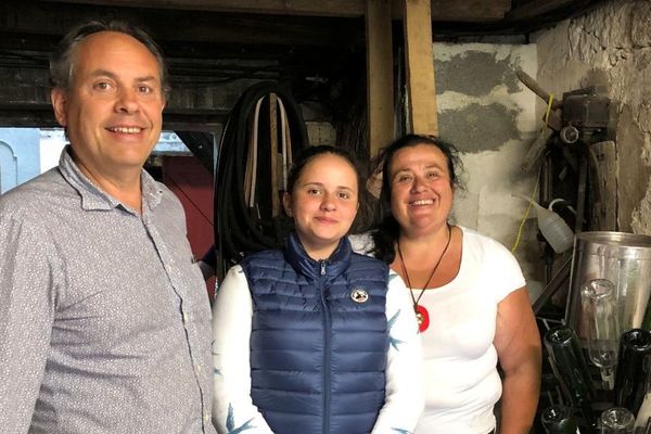 Nicole Tapon, dans le chai de la propriété à Montagne, avec son époux Jean-Christophe et leur fille Aliénor.