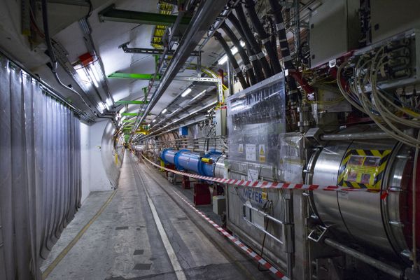 L'actuel grand collisionneur de hadrons (LHC) est situé à cheval sur la frontière franco-suisse.