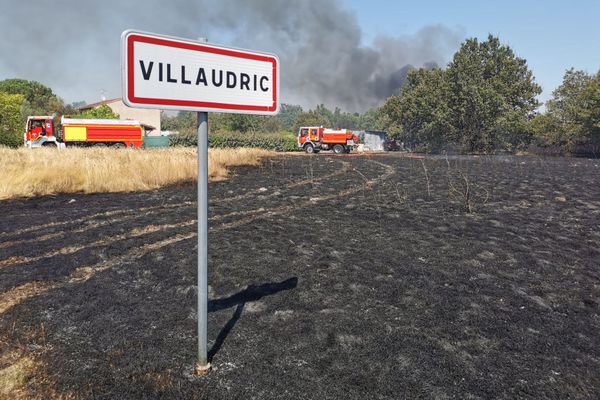 L'année dernière des incendies s'étaient déjà déclarés dans la commune de Villaudric et cette année les flammes sont proches des habitations.