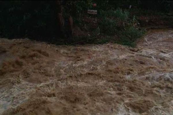 La force du cours d'eau gonflé par les précipitations a fait s'effondrer une partie du pont.