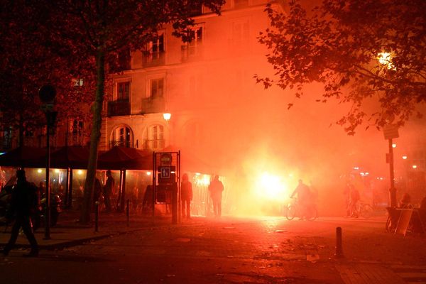 Des feux allumés pendant la manifestation à Rennes jeudi 30 octobre 2014