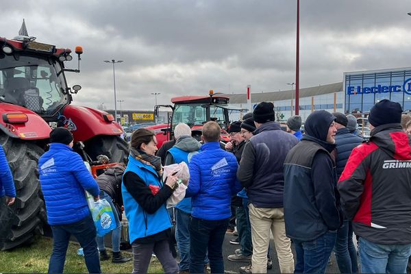 Les Jeunes Agriculteurs et la FDSEA du Nord bloquent les entrées du E.Leclerc d'Hazebrouck