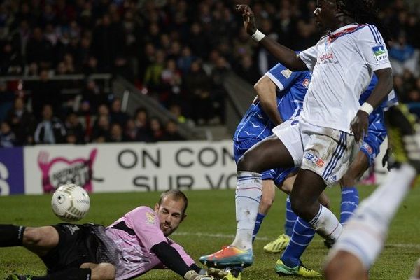 En retard sur Gomis, Dreyer laisse l'attaquant de l'OL mettre le ballon au fond des filets troyens. Ce deuxième but lyonnais inscrit avant la demi-heure de jeu permettra aux joueurs de Ligue 1 de se mettre à l'abri.