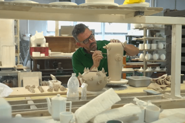 Alexandre Nicolas, est designer. Il est heureux de réaliser des œuvres dans le berceau de la porcelaine.