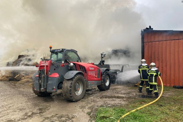 A Courtomer, dans l'Orne, les sapeurs-pompiers sont encore mobilisés plusieurs heures après le départ de l'incendie qui a frappé une exploitation agricole.