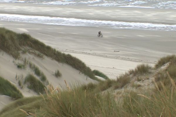 A Fort Mahon plage dans la Somme, les dunes reculent sous la force des vagues.