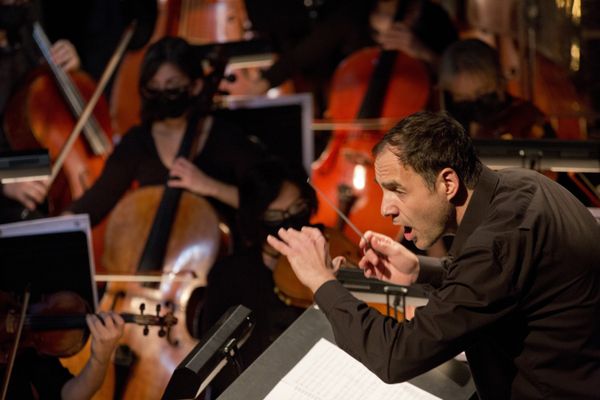 Laurent Campellone, directeur général de l'Opéra de Tours et les musiciens de l'orchestre symphonique