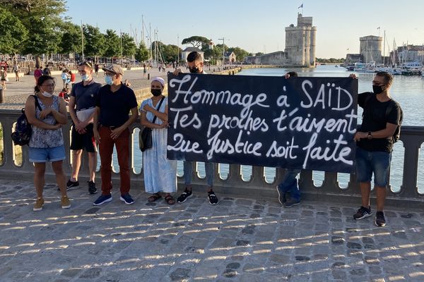 Sur le Vieux-Port de La Rochelle, les proches de Saïd lui rendent hommage une dernière fois, au cours d'une marche blanche.