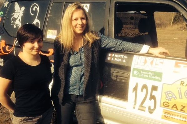 Bénédicte la brune et Alexandra la blonde, deux amies d'enfance vosgiennes qui se retrouvent à l'occasion de l'édition 2014 du Rallye Aïcha des Gazelles 2014.