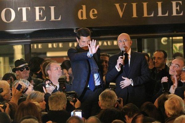 David Lisnard saluant le foule aux côtés d'Eric Ciotti, président du Conseil Général des Alpes-maritimes.