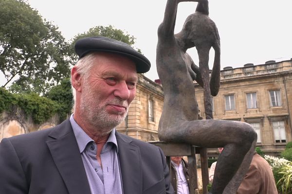 Bernd Stöcker devant sa sculpture