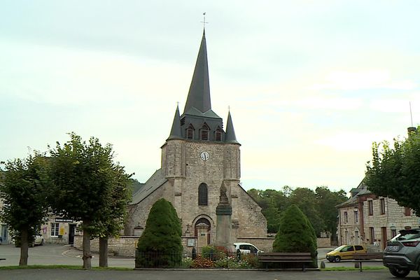 Le clocher de l'église de Sévigny-Waleppe penche depuis toujours. Mais il menace désormais de s'effondrer.