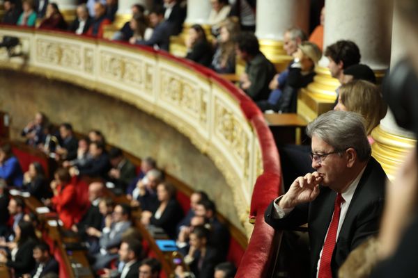 La motion de censure du Nouveau Front Populaire a provoqué la chute du gouvernement de Michel Barnier, Premier ministre nommé par Emmanuel Macron en septembre dernier.