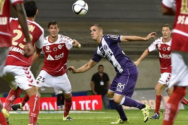 Le toulousain Alexandar Pesic à la lutte avec les joueurs reimois