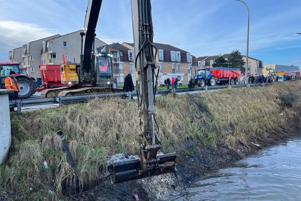 Les agriculteurs du Pas-de-Calais se sont mobilisés dans l'Audomarois et le Calaisis pour curer les canaux ce vendredi 16 février 2024.