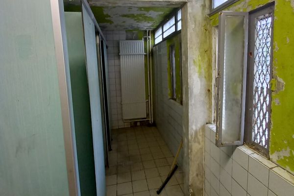 La CGLPL alerte sur les conditions de vie "indignes" des détenus au sein de la prison de Varces. Ici des sanitaires délabrés.