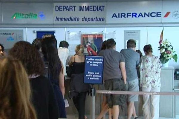 L'attente au guichet Air France à Nice