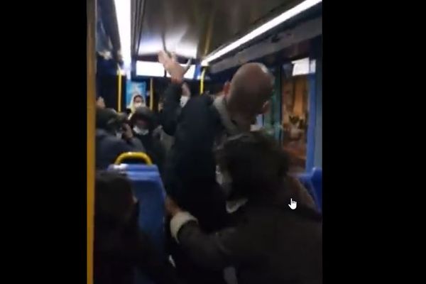 Des bagarres dans les transports en commun, une scène courante mais cette fois la large diffusion de cette vidéo a provoqué de nombreuses réactions 