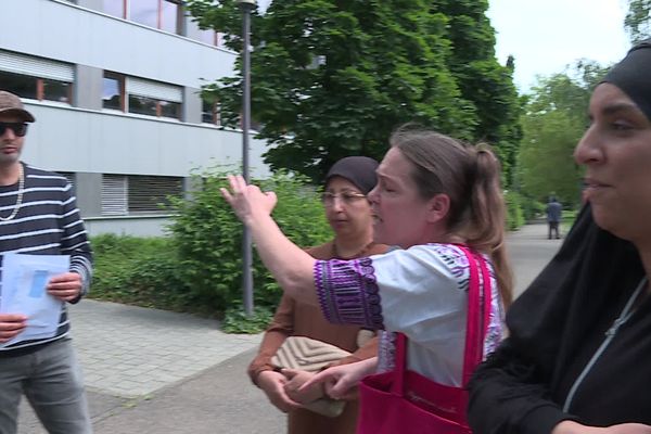 Des habitants se sont réunis devant Mulhouse Habitat, mardi 11 juin, pour obtenir des explications sur la hausse de leurs charges.