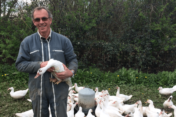 Jean-Sébastien Gascuel dans sa ferme de Gerzat.