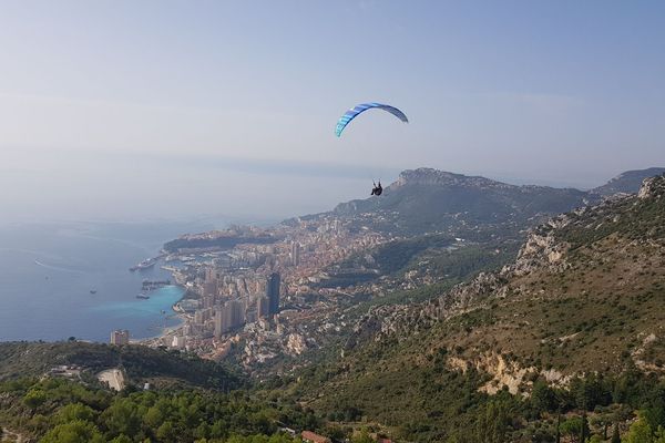 Les candidats s'élancent à plus de 600 mètres d'altitude pour exécuter des figures artistiques de voltige en parapente.