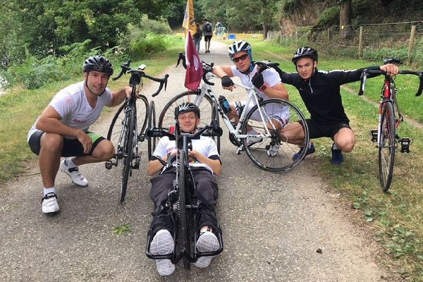 Killian sur son handbike, entouré de ses copains