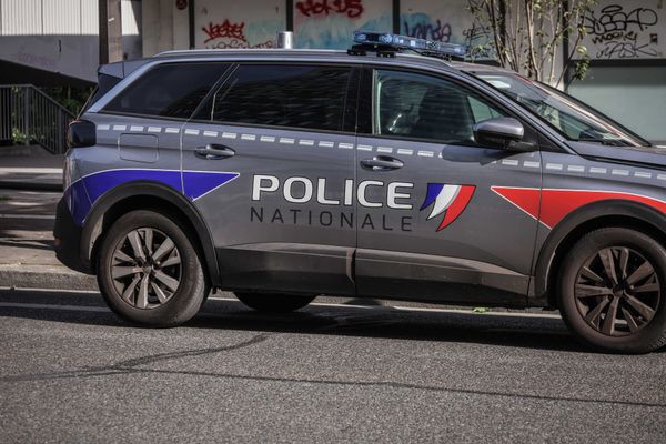 Une voiture de la police nationale