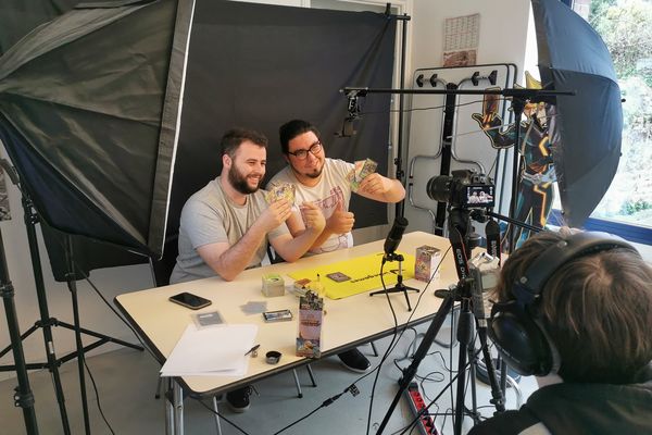 Tournage d’une vidéo pour une chaîne Youtube dédiée aux Pokémon.