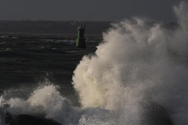 Grosse vague à Concarneau