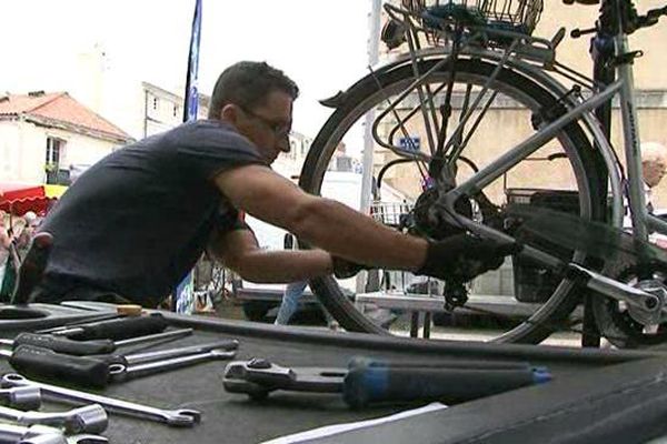 Benjamin installe son atelier de réparation de vélo deux fois par semaine au marché de La Rochelle.