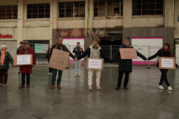 Des associations se sont mobilisées à Caen (Calvados), samedi 14 décembre, formant une chaîne humaine en guise de manifestation pour un accueil digne des migrants.