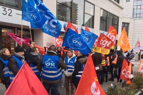 Les salariés de Pôle emploi manifestent devant l'agence de Nancy. Ils sont en grève mardi 20 novembre 2018. 