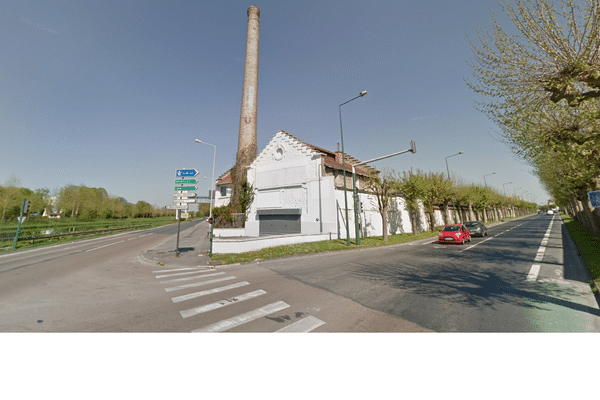 L'ancien garage Beccue est situé à l'angle de l'avenue Brébant et du boulevard Charles Arnould.