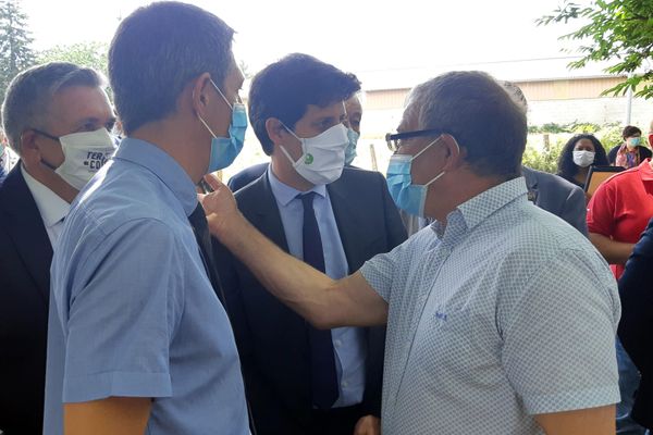 Julien Denirmandie (au centre), ministre de l'Agriculture, en visite en Corrèze, à Perpezac-le-Noir, le 23 juillet 2020