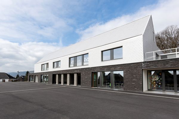 Le groupe scolaire d'Otterswiller a recouvert sa façade et son toit de tuiles blanches pour limiter l'entrée de chaleur dans son enceinte.