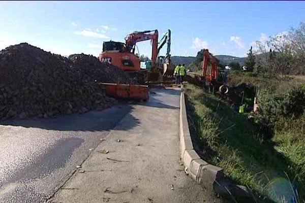 19/11/14  - La RN193, au niveau du rond point de Baleone, à Sarrola Carcopino, est toujours coupée