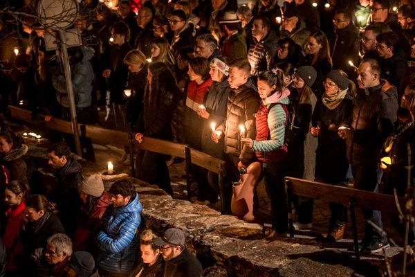 Un hommage a été rendu ce lundi 11 mars à Vex, dans le canton du Valais (Suisse), en l'honneur des six skieurs en randonnée disparus en montagne.